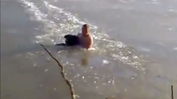 Joven nada sobre río congelado para rescatar a su perro